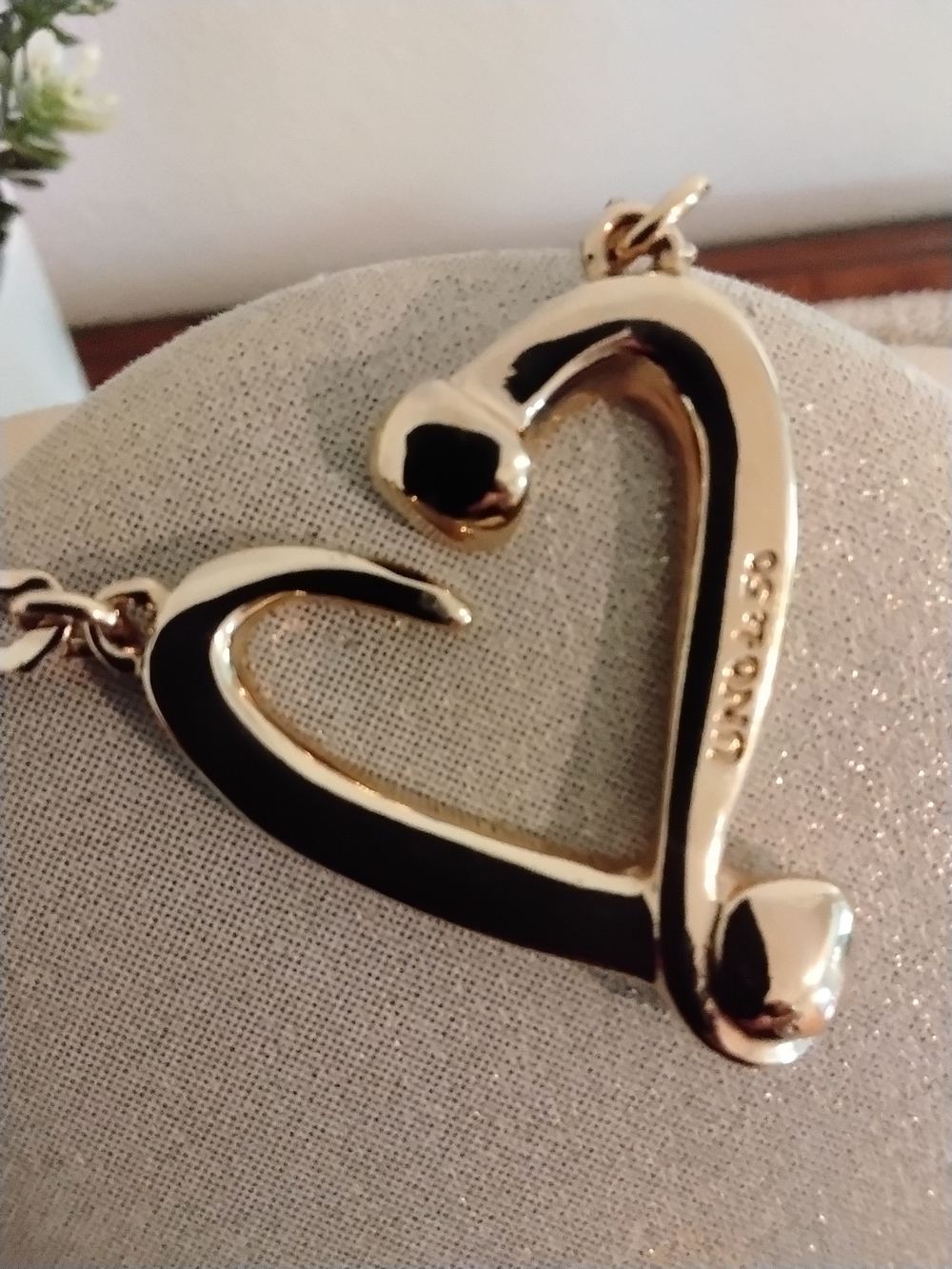 Beautiful UNO de 50 Gold Heart Pendant Necklace - Gold - Picture 6 of 7